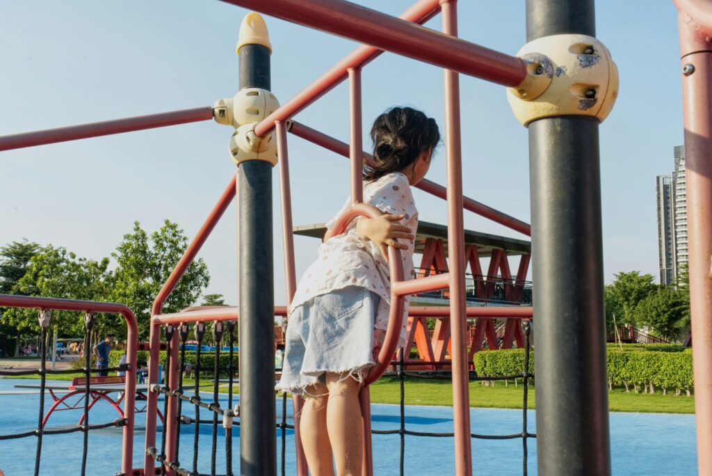 Kind auf Spielplatz