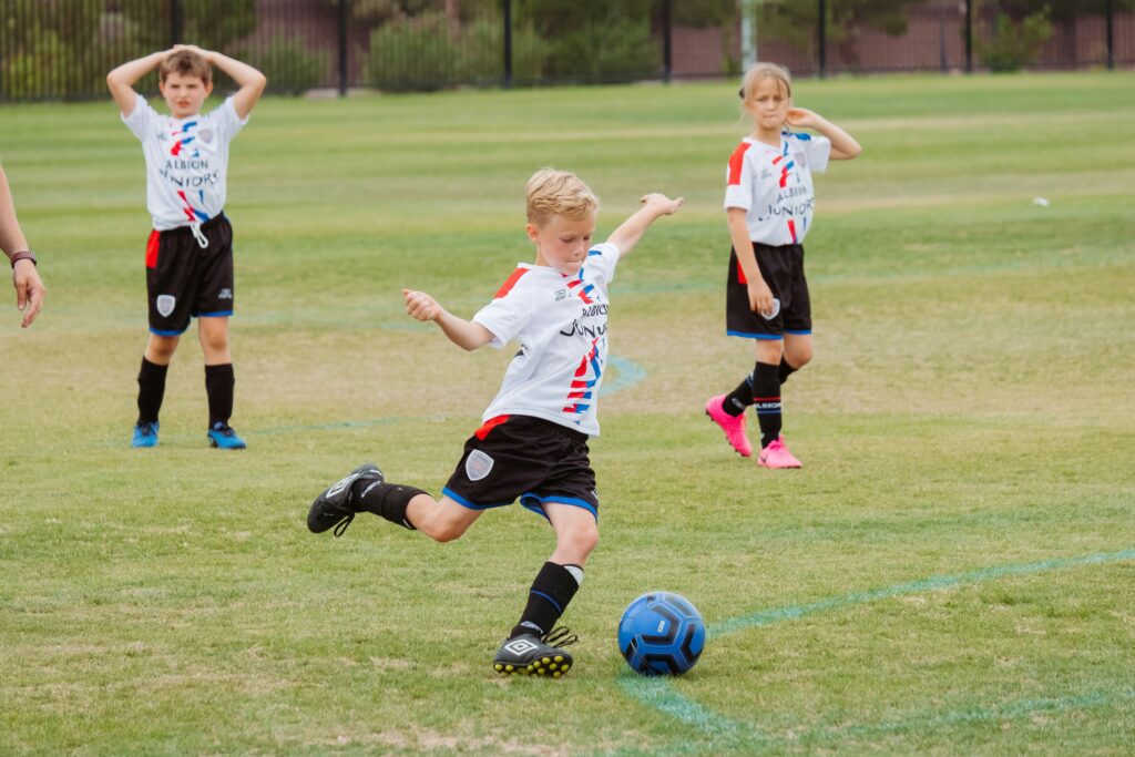 Kind spielt Fußball